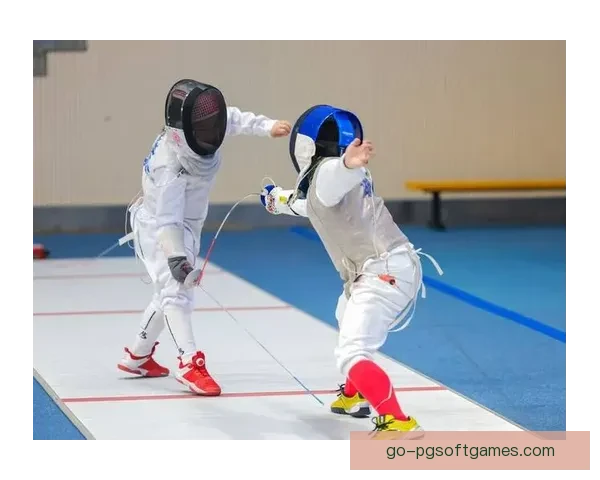 击剑公开赛：剑光闪耀，豪情争锋。