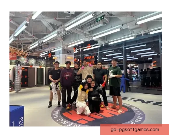 拳击赛事精彩回放：冠军对阵强手，绽放激情巅峰